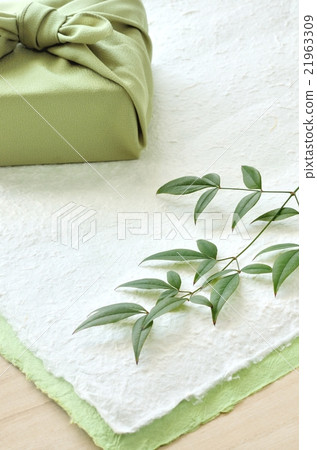 綠色包裹的布料和南部的葉子日本紙背景 綠色包裹的布料和南部的葉子日本紙背景 21963309