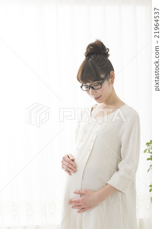 A pregnant woman wearing glasses 21964537