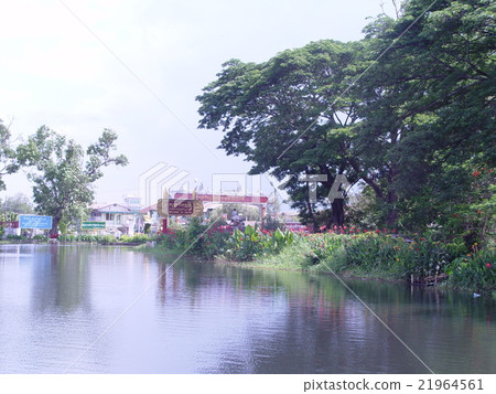 Pagoda on the shore (Inle Lake / Myanmar) 21964561