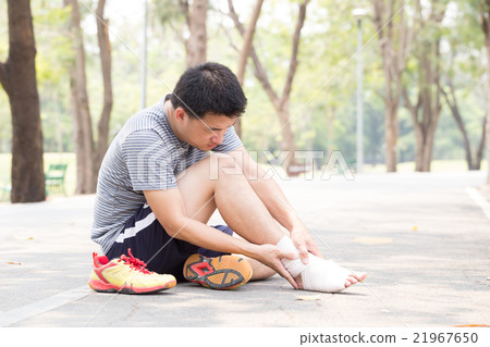 Man with pain in ankle while jogging 21967650