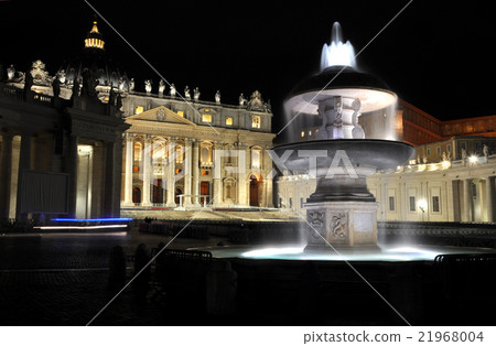 The Saint Peter square at night.  21968004