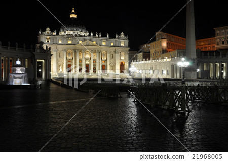 The Saint Peter square at night.  21968005