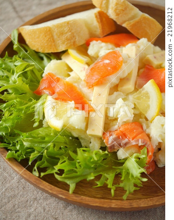 Salmon and cheese potato with salad bread (high angle) Salmon and cheese potato with salad bread (high angle) 21968212