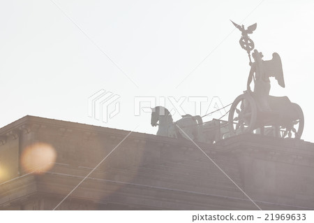 The Quadriga on top of the Brandenburg gate, Berli The Quadriga on top of the Brandenburg gate, Berli 21969633