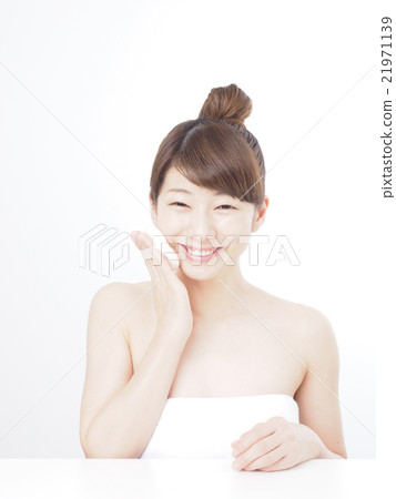 A woman with a beauty puff 21971139