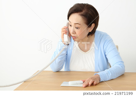 高級女人打電話時很驚訝 高級女人打電話時很驚訝 21971199