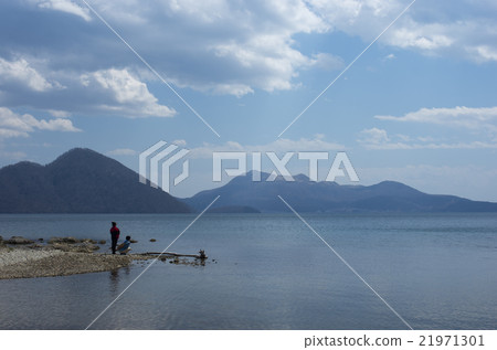 2 people looking at the lake 2 people looking at the lake 21971301