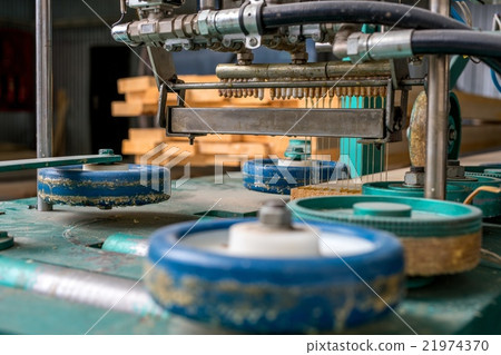 Machine for application of adhesive on lamella 21974370