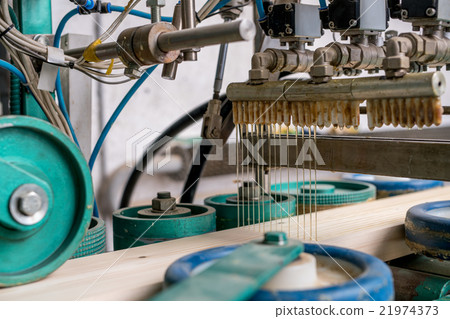 Process of applying glue on wooden lamella 21974373