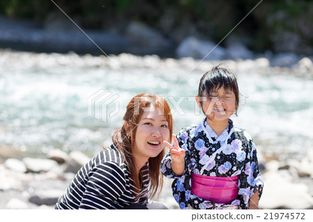 父母和孩子在浴衣在河裡玩 21974572