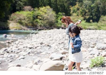 父母和孩子在河裡玩 21974657