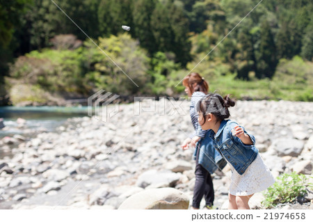 父母和孩子在河裡玩 21974658