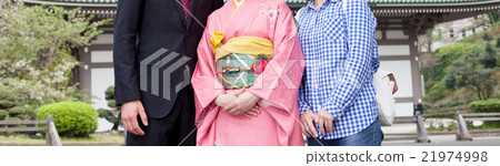 Daughter and family in kimono figure 21974998