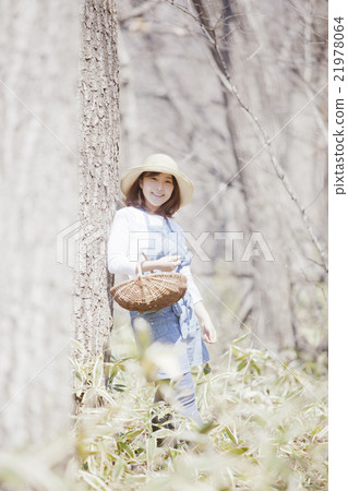 一個女人誰採取野菜 21978064