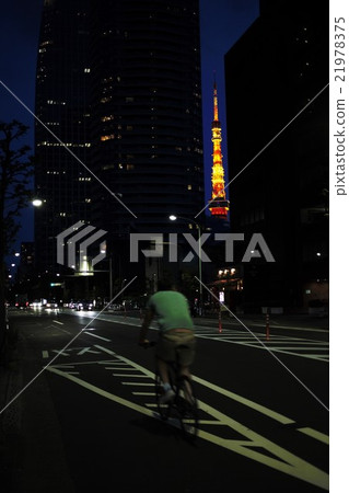 Night view of the Tokyo Tower in the middle of a building 21978375