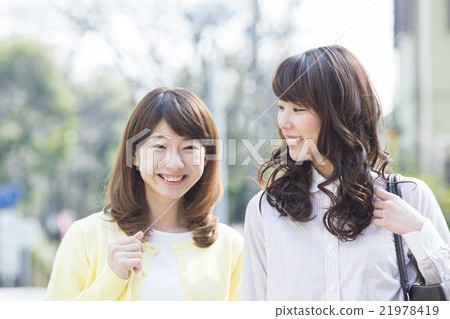 Lifestyle 2 young women Lifestyle 2 young women 21978419