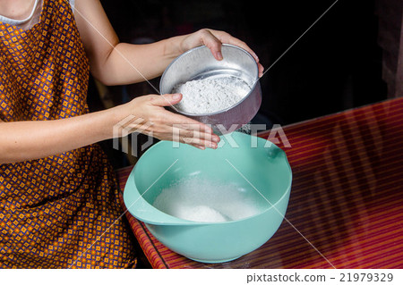 sifting flour sifting flour 21979329
