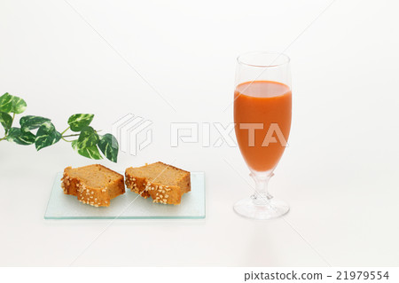 Homemade ginseng cake and carrot juice 21979554