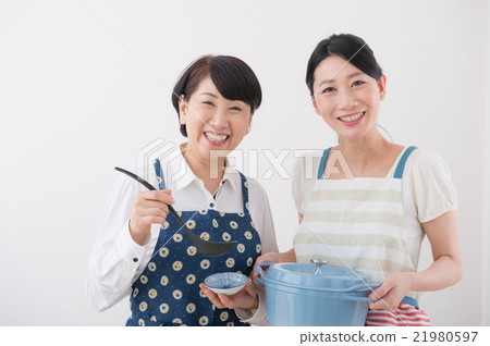 Two women who had aprons 21980597
