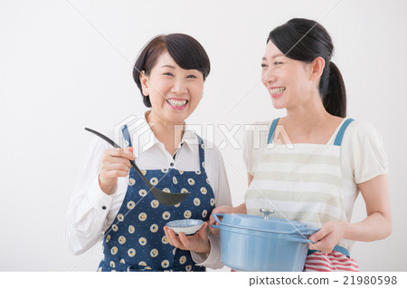 Two women who had aprons 21980598