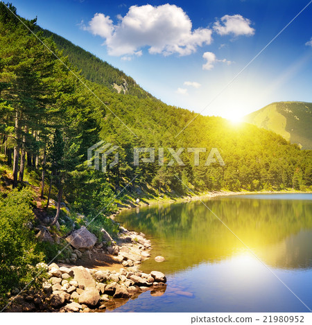 picturesque lake, mountains and blue sky 21980952