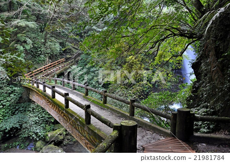 Three Gorges Full Moon Three Gorges Full Moon 21981784