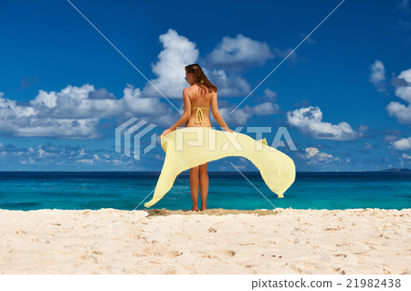 Woman with sarong at beach 21982438
