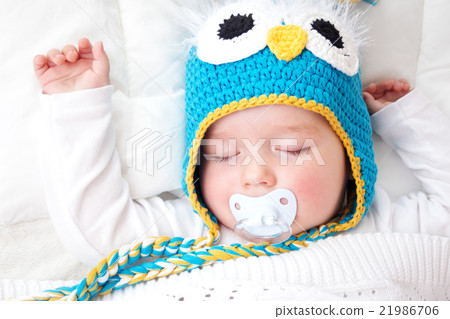 seven month old baby sleeping in the bed 21986706