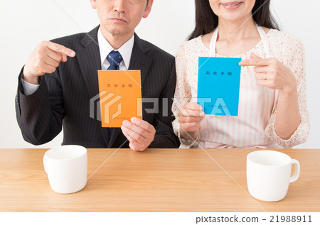 A couple with a pension notebook 21988911