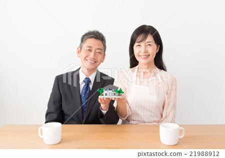 A couple with a housing model 21988912