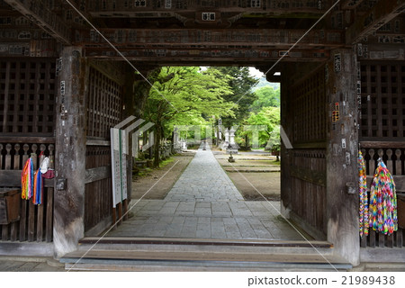 From the valley mountain gate to the precincts 21989438