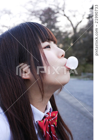 膨脹口香糖的女孩 21990733