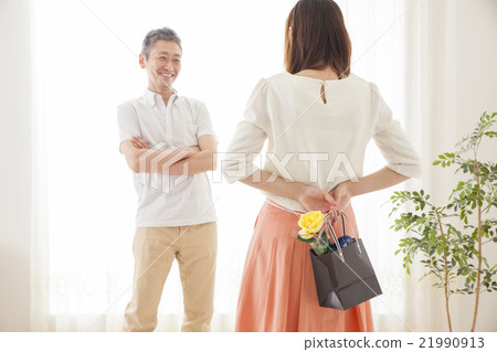 送禮物的女孩我的父親節 送禮物的女孩我的父親節 21990913