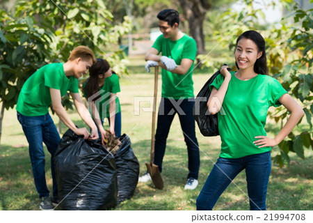 Students working outdoors 21994708