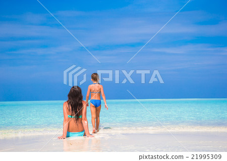 Little girl and young mother during beach vacation 21995309