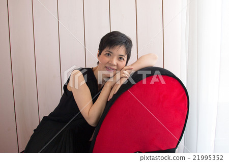 坐在椅子上的女人 坐在椅子上的女人 21995352