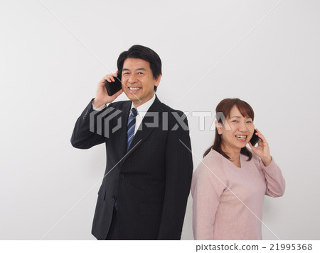 一對夫婦打電話 一對夫婦打電話 21995368