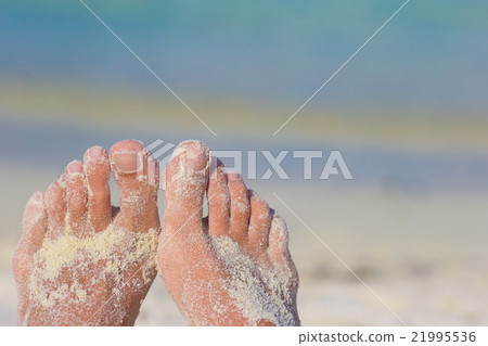Close up of female feet on white sandy beach 21995536