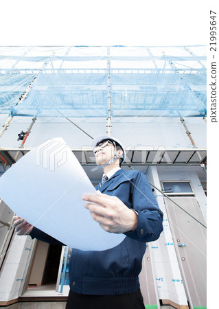 抬頭看著建築工地的男人房子,公寓,公寓 抬頭看著建築工地的男人房子,公寓,公寓 21995647