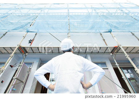 Workers standing in front of the apartment under construction 21995960