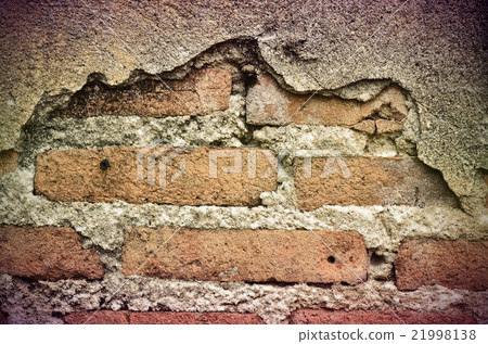 Cracked concrete brick on grunge exposed wall 21998138