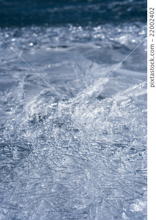 The ice cracked on a lake. 22002402