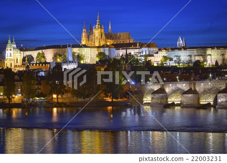 Pargue at dusk, view of the Charles Bridge 22003231