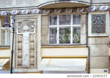 Decorative moldings on the walls in the streets Decorative moldings on the walls in the streets 22003257