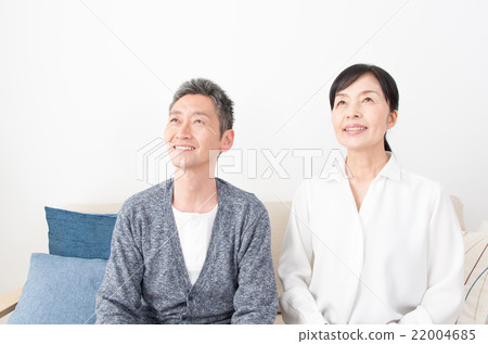 一對夫婦抬頭 22004685