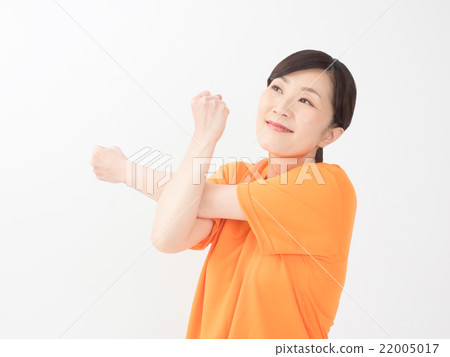 通過看頂部伸展的中間女人 通過看頂部伸展的中間女人 22005017