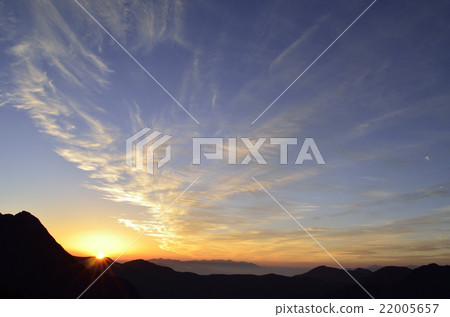 Autumn sky at sunrise (horizontal) from peak near Nishihotaka Sanso Autumn sky at sunrise (horizontal) from peak near Nishihotaka Sanso 22005657