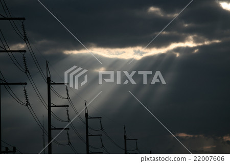Sun rays shining down 22007606