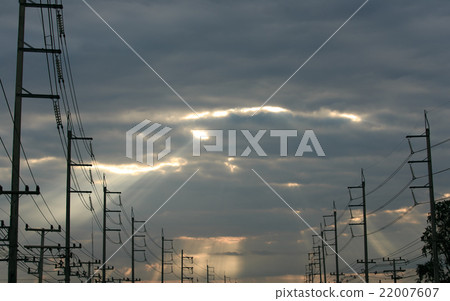 Sun rays shining down 22007607