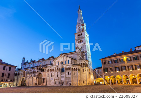 Duomo di Modena with Ghirlandina tower 22009327